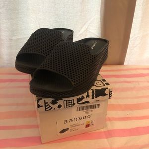 Women shoes never worn Slip on